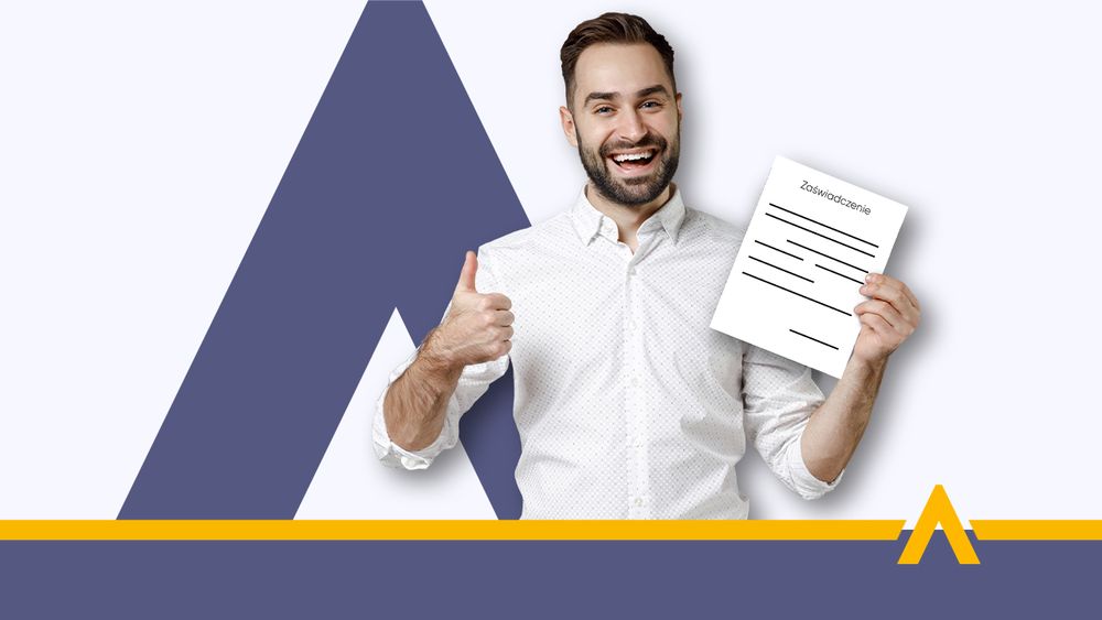 Mężczyzna w białej koszulce trzymający dokument z napisem "Zaświadczenie o zarobkach", wykonując gest kciuka w górę